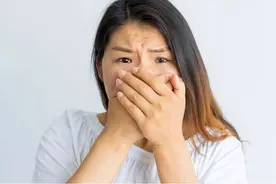 为何人老了会有“老人味”？提醒：4个部位不必常洗，对健康无益图片