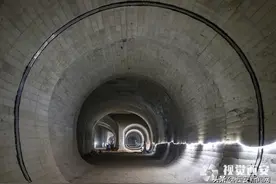 地面车水马龙依旧 地铁站从地下“长”出来图片