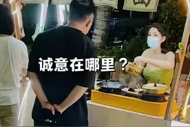 卖面女摊贩衣着不整、袒胸露乳，为吸引顾客不择手段！网友热议！图片