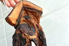 把猪肉放入酱油里泡一天一夜，比腊肉卤肉还香，一切一蒸就是大菜图片