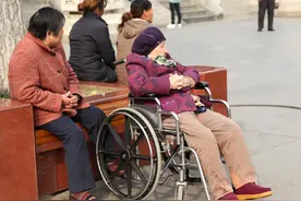 52岁女人伺候80岁瘫痪母亲，才不到半年就崩溃了：我比病人更痛苦图片