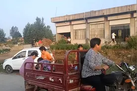 男子拿不出30万彩礼另娶她人，前女友母亲大闹婚礼，被人直接抬走图片