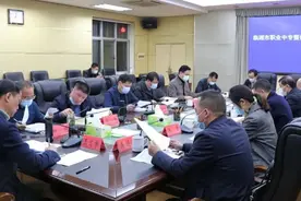 王文华主持召开临湘市职业中专整体搬迁工作推进会图片