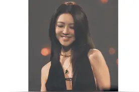 薛凯琪参加张碧晨演唱会：仅靠一块黑布，轻轻扭动抢走风头 ！图片