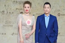 49岁宁静胆子真大！身材丰满还敢穿深V礼服走红毯，不在乎胸下垂图片
