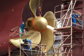 船尾掏出一个大洞，螺旋桨的轴如何穿出船体，密封的滴水不漏的？图片
