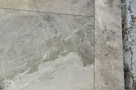 卫生间地面铺完瓷砖比客厅地面高3公分，这正常吗？图片