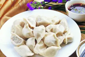 宁波男子在饺子馆点了3个菜，老板主动上了一盘水饺，气得想动手图片