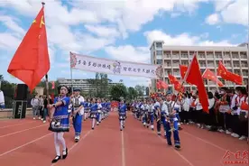 顶墩实验学校：校运会开幕式上演“56个民族是一家”图片