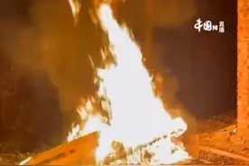 90后抓包妻子出轨，怒烧婚纱照，网友：婚姻给男性带来了什么？图片