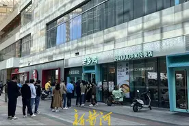 老乡鸡自曝食材过期、请客翻车，频上热搜背后欲上市，公司回应：并非营销图片