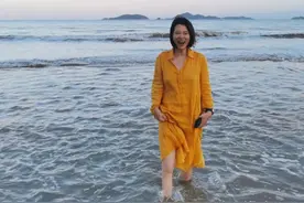 可帅可美，这个超会穿的50岁姐姐，让我们看到女人该坚持一生的事图片