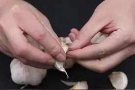 还用手剥大蒜吗？只需要一个啤酒盖，小孩子也可以轻松剥大蒜皮！图片