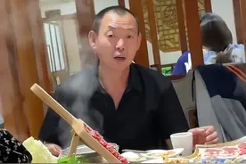吉林一儿子遇爸爸偷喝酒，回家得知他楼下锻炼真相，父子默契大笑图片