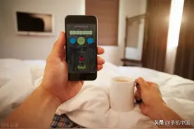 可怕！长时间躺着玩手机或致手指灵活度丧失 成“鸡爪样”图片