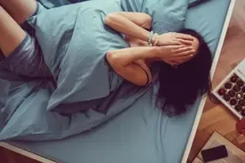 女生夹腿就是在“奖励”自己吗？医生提醒：频繁夹腿或有危害图片