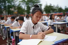 “董卿体”成网红字体，各位学生纷纷效仿，阅卷老师却不大认同图片