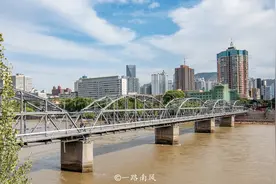 黄河唯一穿城而过的省会兰州市，白天像小县城，晚上像“小香港”图片