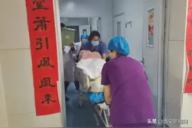 12分钟生死急速 产妇脐带脱垂 医生全程托举胎儿赢得生机图片