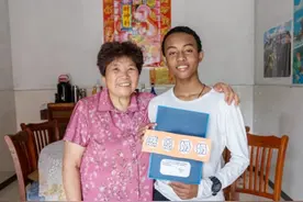 故事：黑人弃儿被浙江奶奶收养11年，长大后自认是中国人图片