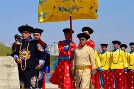 乾隆七世孙至今穿龙袍，手戴“帝王扳指”，号召百官公开祭祖图片