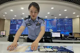 用一根线两台手机，帮境外骗子搭起“中转站”，最后自己被抓了图片