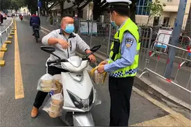 农民工骑电动车上班，被罚2000？农民工当场翻脸：车直接给你算了图片