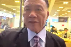 64岁万梓良自曝身体劳累，正在做理疗！疾病缠身仍拼命拍戏跑商演图片