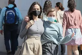 46岁安吉丽娜·朱莉搂女儿逛街，瘦到额头青筋暴起，身姿却很挺拔图片
