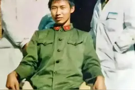 1987年，老山英雄刘庄残疾后的一张照片，女友拒不分手，令人动容图片