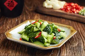 凉拌拍黄瓜，别用盐杀水，大厨教你一招，爽脆多汁，入味不出水图片