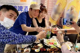 61岁赵传现身平价餐馆，豪饮7元啤酒，紧搂小17岁徐怀钰贴脸合照图片