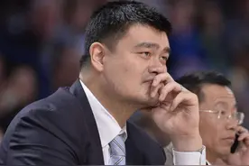 41岁姚明身体状况堪忧！满脸胡渣、头发乱糟糟，萎靡不振似病人图片