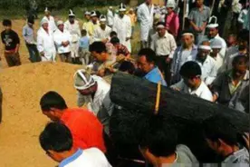 1996年，山东少女为养家三度卖血，死后三个哥哥为她披麻戴孝图片