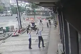 惊险！幼童6楼坠落，路人扔掉手机徒手接住图片