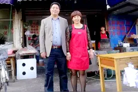 1993年，浙江大姐给落难少年10块钱，少年寻她20年，拿100万报恩图片
