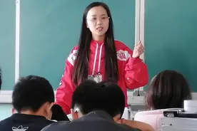小学生上课传纸条被发现，老师看后哭笑不得，考试时没见这么有才图片