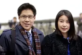 郭晶晶晒全家福为霍启刚庆生，豪宅大客厅曝光，满地衣服一片狼藉图片