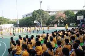 东莞是否可以晚一年再上小学？特别是针对8月底出生的小孩图片