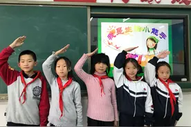 低年级学生上公开课有多好笑？校长直呼招架不住，下次相遇绕道走图片