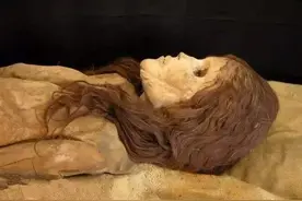 2003年新疆挖出女干尸，骨骼纹路清晰，嘴唇还涂着2700年前的口红图片