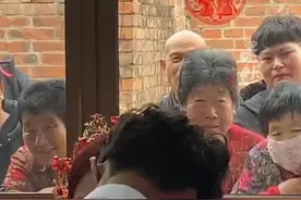 新婚夫妇甜蜜相吻，引窗外大批“吃瓜”群众围观图片