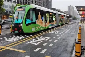 我国首创世界首列无轨火车，不铺轨道就能跑，它是如何运行的？图片