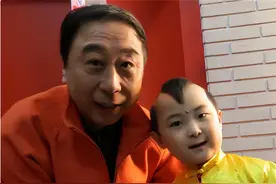 6岁上春晚8岁去世，父母的“摇钱树”，邓鸣贺的悲剧该由谁买单？图片