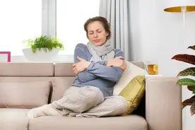 “寒从脚下起，脚凉是大病”！3个动作助你快速暖脚，养肾气！图片