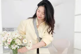 “素颜穿搭”悄悄的火了，这样穿显白又气质，不化妆也能很美图片