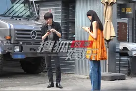 花心不改！53岁张亚东载年轻辣妹同返豪宅，曾与圈内多位女神拍拖图片