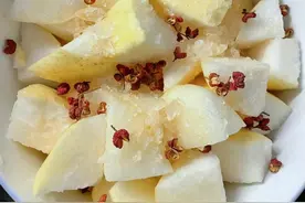 它是止咳的第一名，放在锅里面蒸一蒸，煮一煮，轻轻松松排出黄痰图片