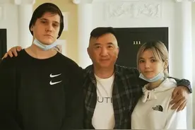 俄罗斯战士为救中国记者牺牲，为报恩娶其遗孀，最终被迫选择离婚图片