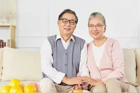63岁大妈坦言：再婚嫁给48岁的年轻男保姆后，我找到了余生的幸福图片